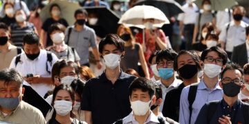 Japão tem recorde de 27 mil casos de covid; governo avalia restrições