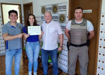 Nova Roma FM recebe certificado de reconhecimento do 36º BPM