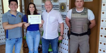 Nova Roma FM recebe certificado de reconhecimento do 36º BPM