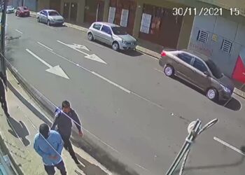 VÍDEO MOSTRA O MOMENTO DE 3 BANDIDOS ASSSALTANDO UMA RESIDÊNCIA EM CAXIAS DO SUL