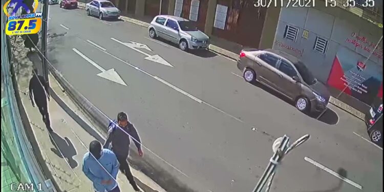 VÍDEO MOSTRA O MOMENTO DE 3 BANDIDOS ASSSALTANDO UMA RESIDÊNCIA EM CAXIAS DO SUL