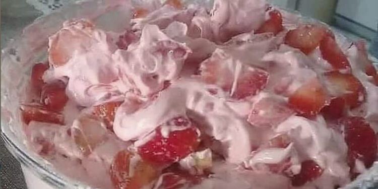 Mousse de morango com Pedaço de Morango