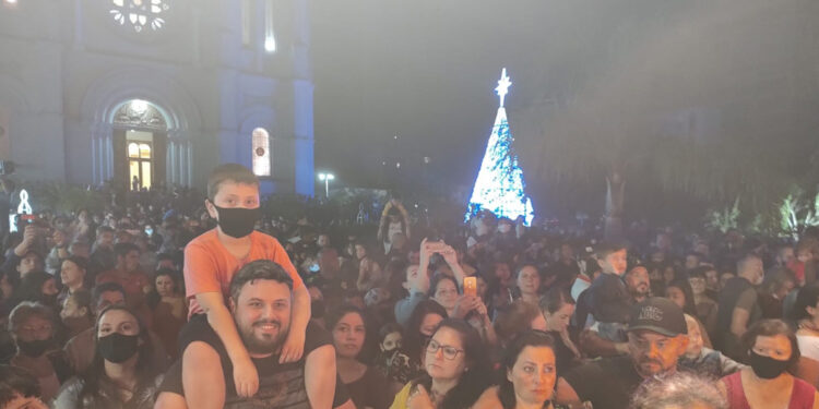 Chegada do Papai Noel em Farroupilha emociona o público