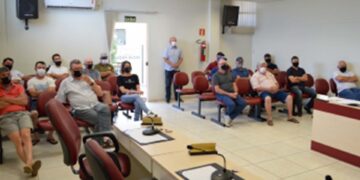 Prefeito de Nova Pádua reúne moradores e apresenta obras do Programa Pavimenta