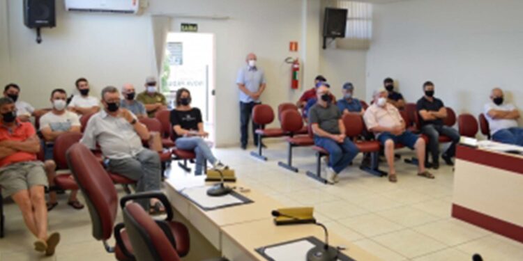 Prefeito de Nova Pádua reúne moradores e apresenta obras do Programa Pavimenta