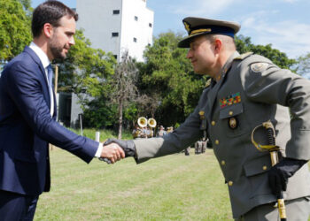 Governador acompanha troca de comando da Brigada Militar e entrega de 70 viaturas para a corporação