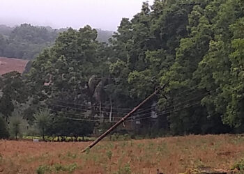 Famílias da comunidade da Linha Trajano estão sem energia elétrica desde o temporal da quinta-feira (25)