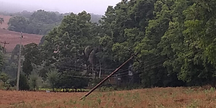 Famílias da comunidade da Linha Trajano estão sem energia elétrica desde o temporal da quinta-feira (25)