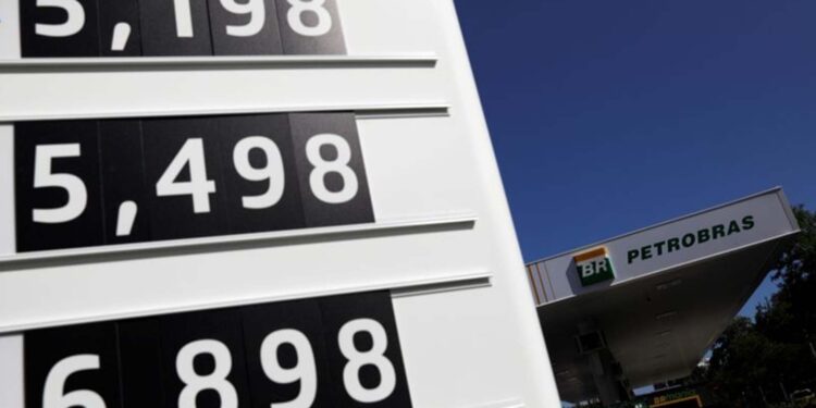 Preço dos combustíveis volta a ter dois dígitos após vírgula na bomba