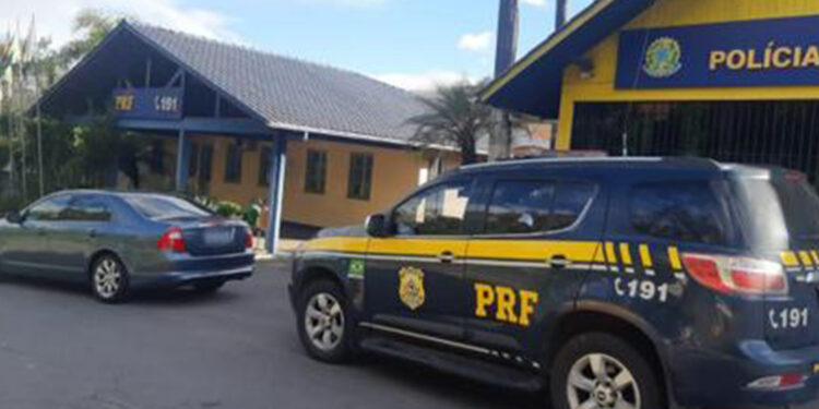 PRF prende homem com quase 80 celulares contrabandeados na BR-470, em Bento Gonçalves
