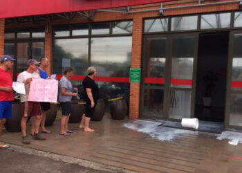 Moradora que jogou leite contra a sede da RGE tem a energia restabelecida após 50 horas