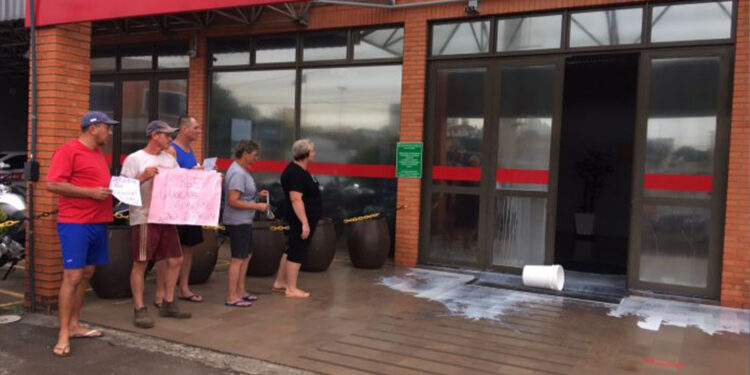 Moradora que jogou leite contra a sede da RGE tem a energia restabelecida após 50 horas