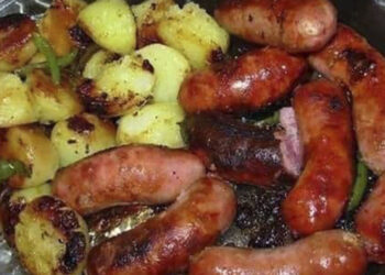 Linguiça ao forno com batatas fica maravilhosa!