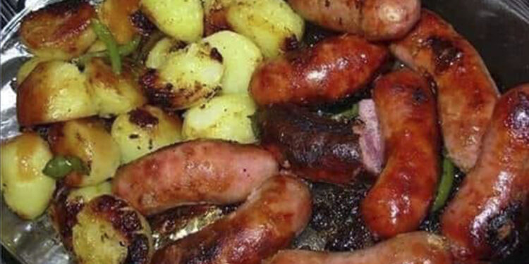 Linguiça ao forno com batatas fica maravilhosa!