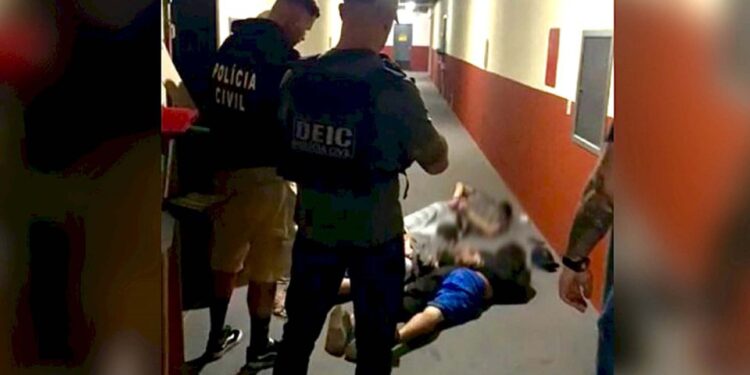 Gaúcha é presa em motel de Florianópolis com três homens após inventar que foi sequestrada