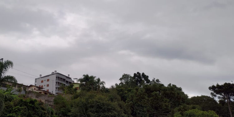 Quarta-feira com aumento de nebulosidade e temperatura máxima chega aos 27°C