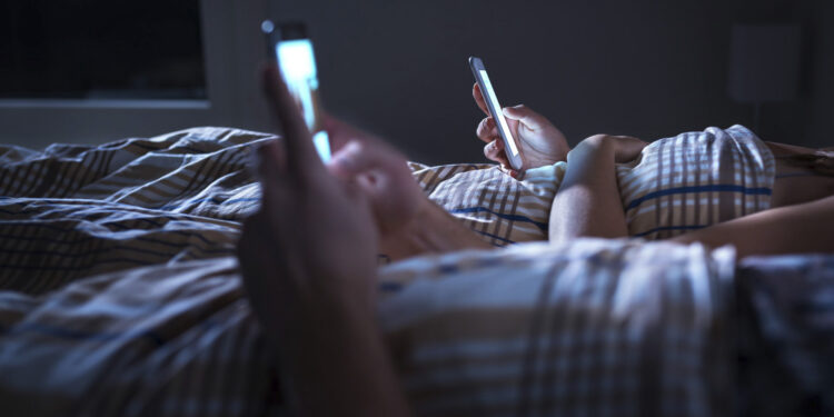 Brasileiros lideram ranking de tempo gasto no celular; veja lista