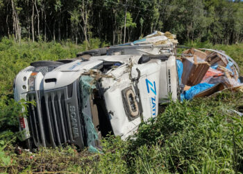 Após falha mecânica, carreta carregada com legumes tomba na ERS-448 em São Marcos, interior de Farroupilha