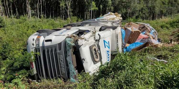 Após falha mecânica, carreta carregada com legumes tomba na ERS-448 em São Marcos, interior de Farroupilha