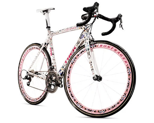 Bicicleta é alvo de críticas porque é decorada com asas reais de borboletas. (Fonte: Ride/reprodução)