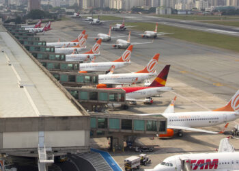 Pilotos e comissários de voo aprovam greve a partir de segunda-feira