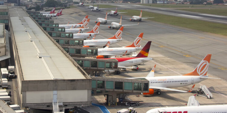 Pilotos e comissários de voo aprovam greve a partir de segunda-feira