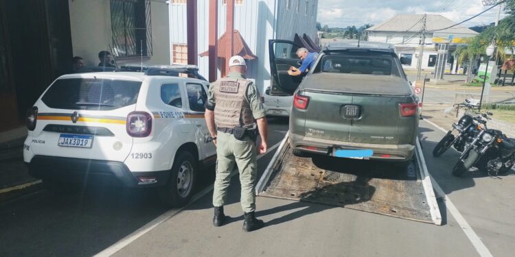 Homem de 53 anos é flagrado realizando arrancadas e freadas bruscas no centro de Nova Roma do Sul.