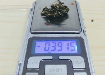 Homem de 24 anos é pego pela BM com drogas no centro de Nova Roma do Sul