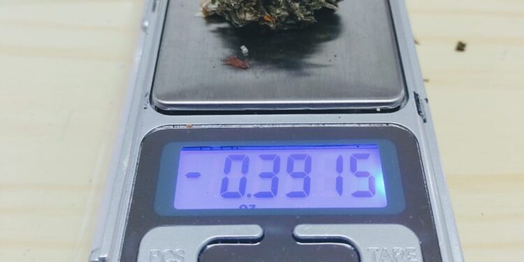 Homem de 24 anos é pego pela BM com drogas no centro de Nova Roma do Sul