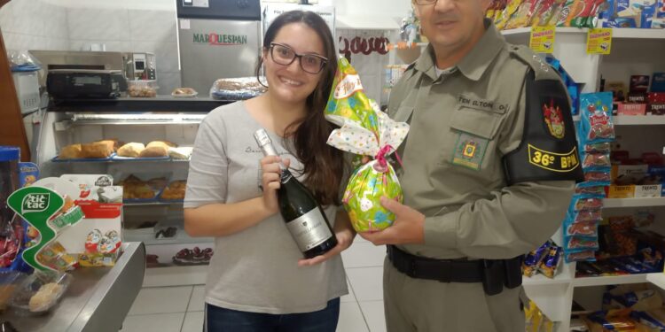 Prêmio do leilão do Ovo de Páscoa é entregue para a vencedora Josiele Reck