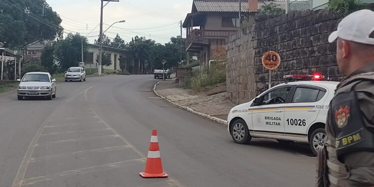 Homem de 32 anos é pego pela BM dirigindo no centro de Nova Roma do Sul sem habilitação
