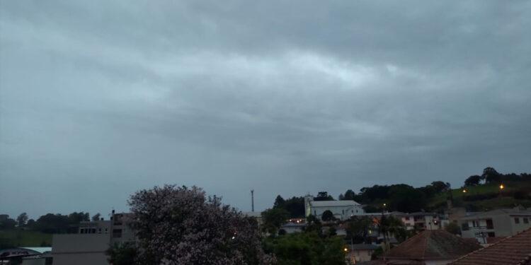 Semana começa com chuva e temperaturas amenas no RS