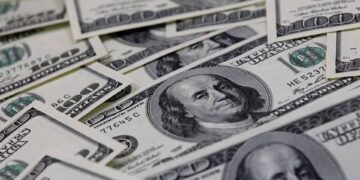 Dólar ultrapassa R$ 4,70 após divulgação de ata do Fed