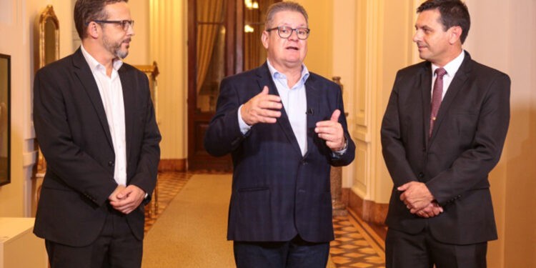 Governador anuncia projeto para diminuir fila de emissão de CNH ao apresentar novo diretor-geral do DetranRS