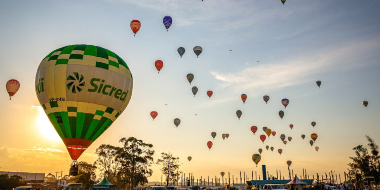 Milhares de pessoas prestigiaram os shows do 32 Festival de Balonismo neste último final de semana