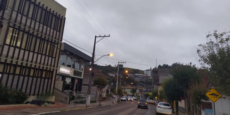 Terça-feira com muitas nuvens, garoa e marcas amenas no RS