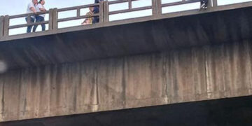 Homem tenta suicídio em viaduto após suposta difamação por comentário em rede social