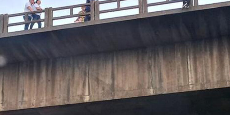 Homem tenta suicídio em viaduto após suposta difamação por comentário em rede social