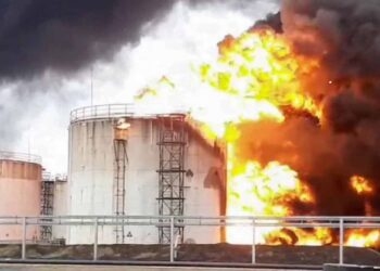 Incêndio em depósito de gasolina na Rússia | Foto: Handout / Russian Emergencies Ministry / AFP / CP