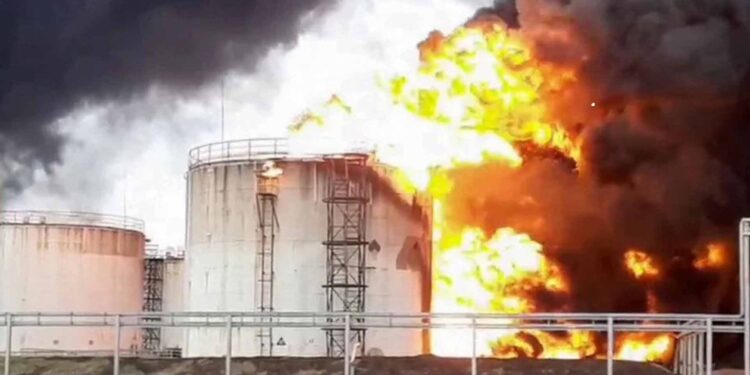 Incêndio em depósito de gasolina na Rússia | Foto: Handout / Russian Emergencies Ministry / AFP / CP