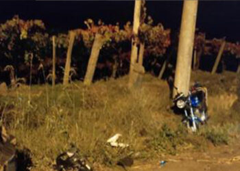 Acidente entre carro e motocicleta deixa homem gravemente ferido em Flores da Cunha