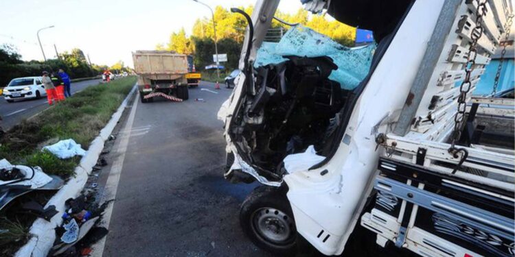 Motorista morre ao colidir na traseira de caminhão na RS-453 em Caxias