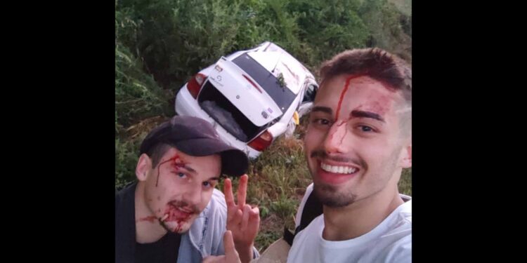 Amigos tiram selfie após capotar carro e publicação viraliza na web