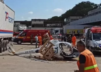 Helicóptero cai e deixa duas pessoas feridas em Contagem (MG)