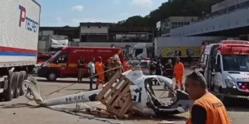 Helicóptero cai e deixa duas pessoas feridas em Contagem (MG)