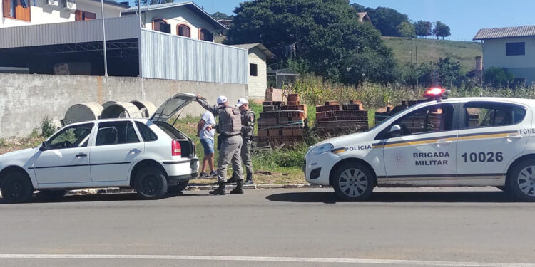 Motorista é pego pela BM com som alto e dirigindo sem carteira de habilitação em Nova Roma do Sul