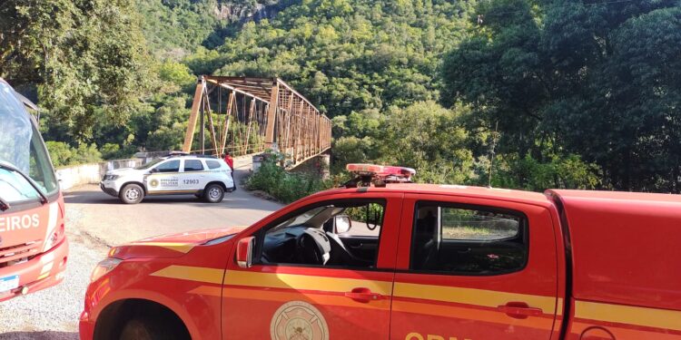 COMUNICADO URGENTE – Homem tenta se jogar da ponta de ferro em Nova Roma do Sul