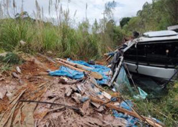 Caminhão carregado com chapas de ferro sai da pista na ERS-122, em Antônio Prado