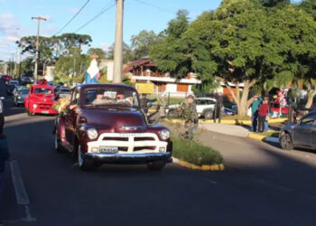 Cerca de 250 carros antigos participaram da Pré-romaria no Santuário de Caravaggio
