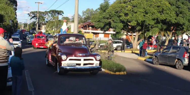 Cerca de 250 carros antigos participaram da Pré-romaria no Santuário de Caravaggio